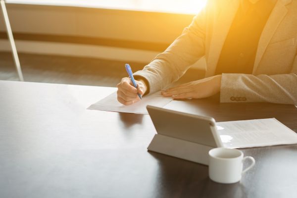 Abogado redactando pólizas en escritorio